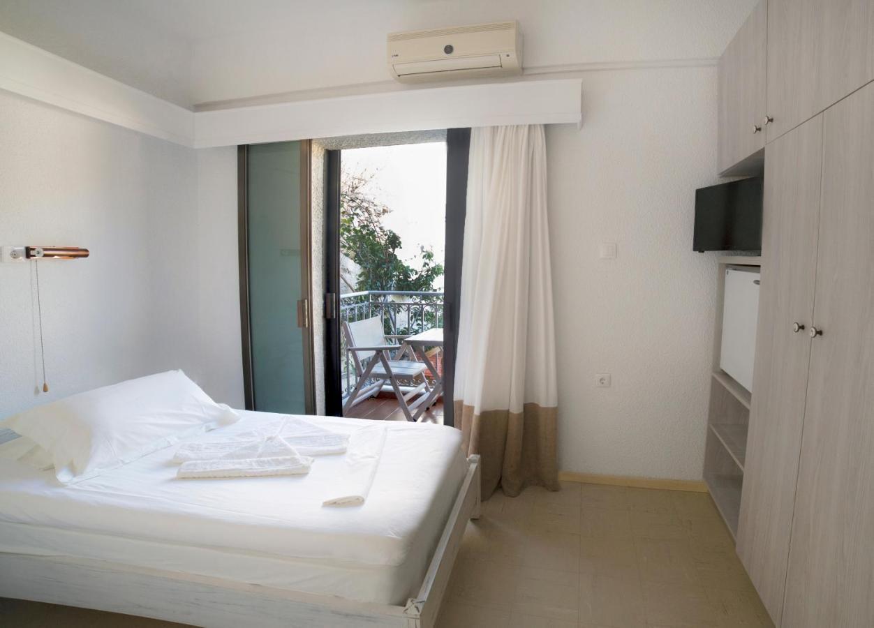 Marina Hotel Agios Kirykos  Exterior photo