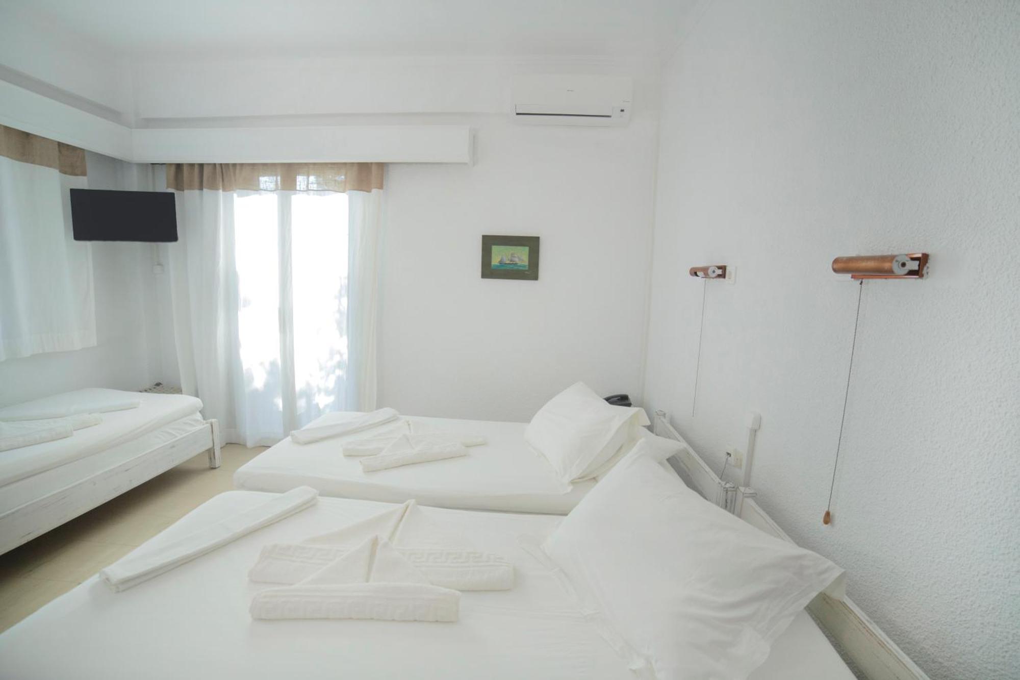 Marina Hotel Agios Kirykos  Exterior photo