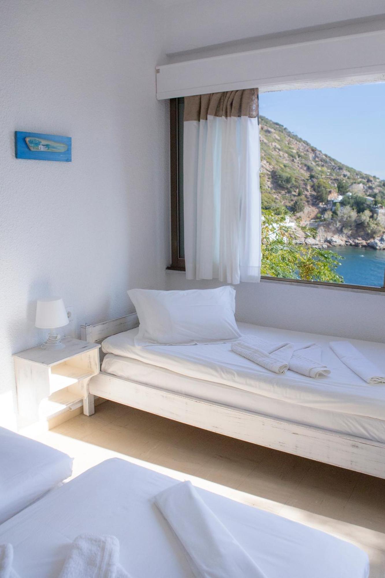 Marina Hotel Agios Kirykos  Exterior photo