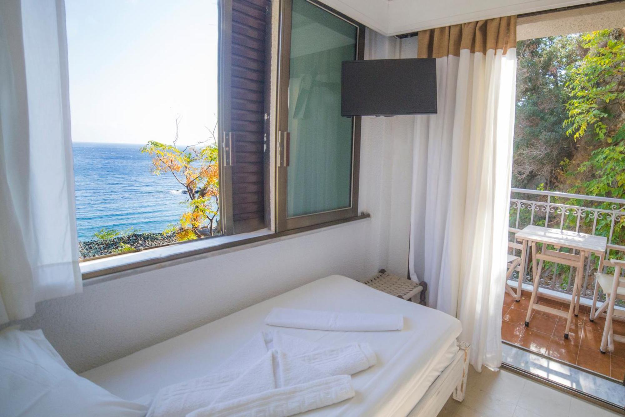 Marina Hotel Agios Kirykos  Exterior photo