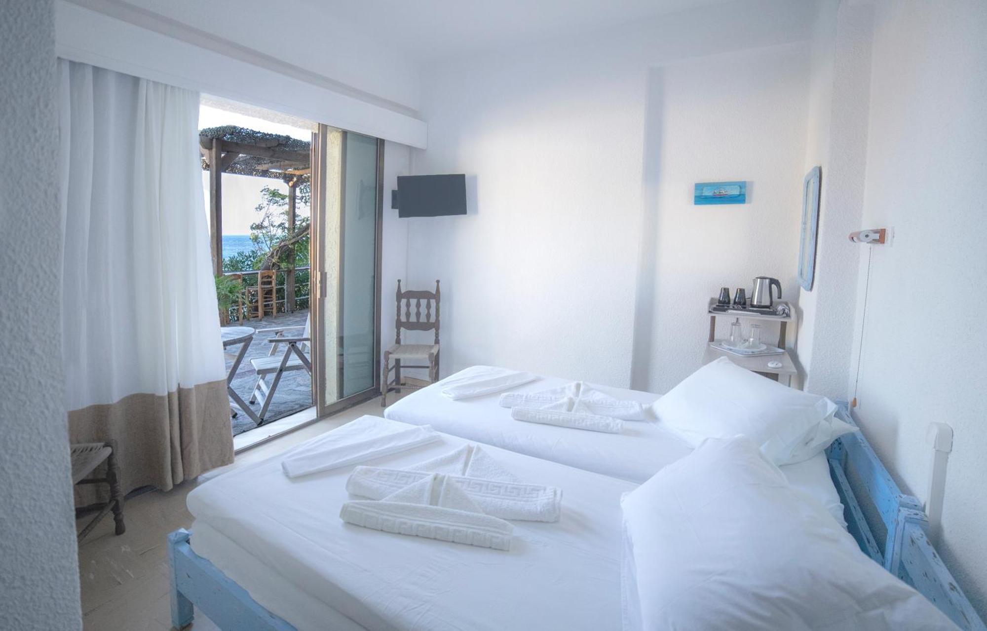 Marina Hotel Agios Kirykos  Exterior photo