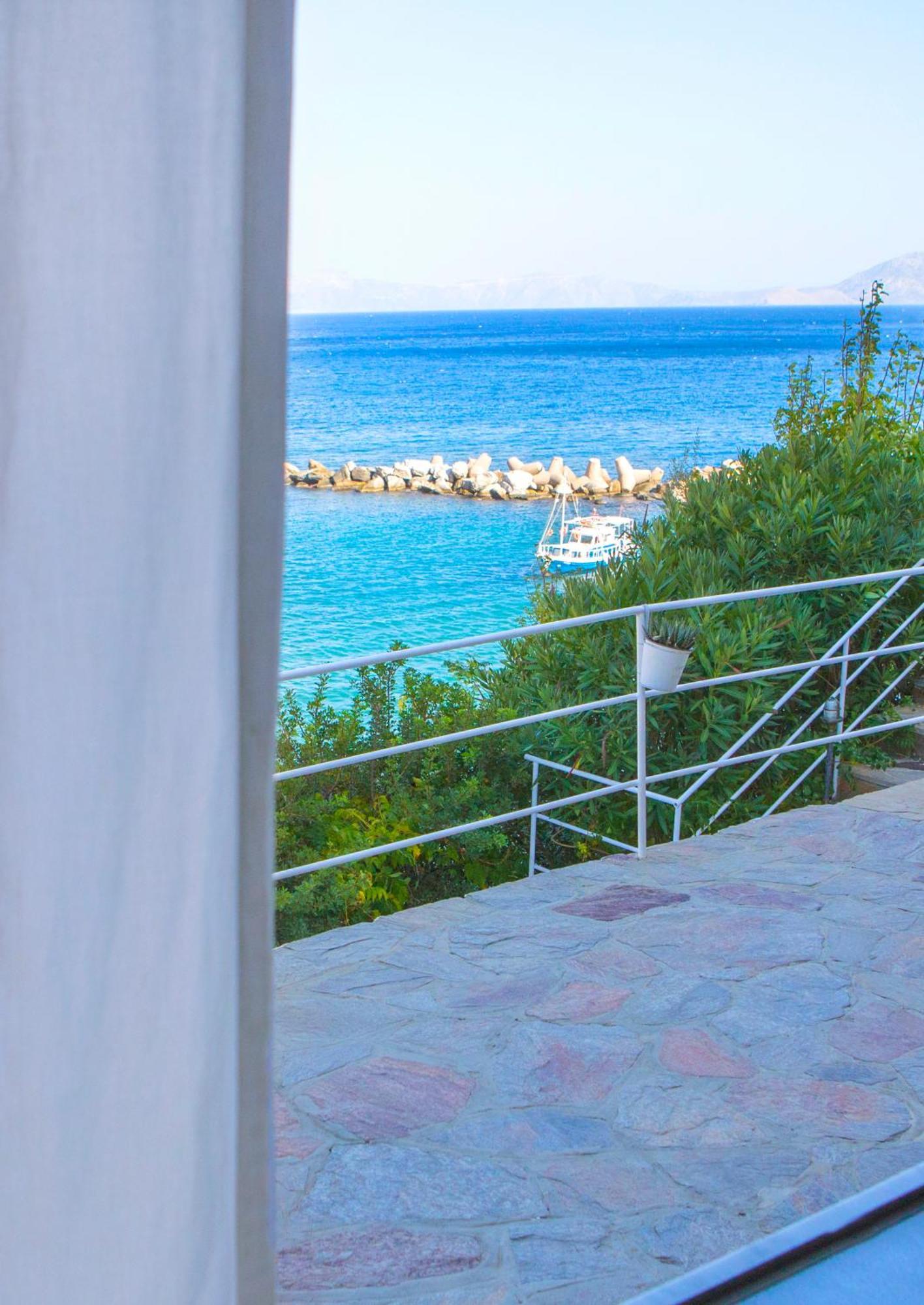 Marina Hotel Agios Kirykos  Exterior photo