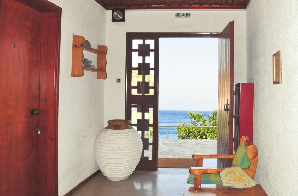 Marina Hotel Agios Kirykos  Exterior photo