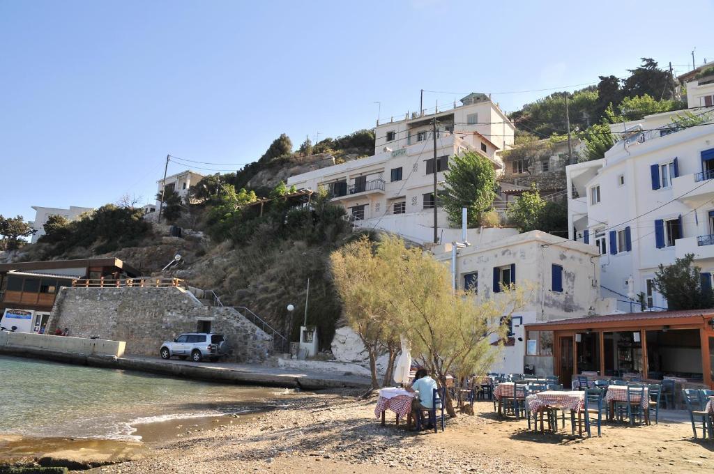 Marina Hotel Agios Kirykos  Exterior photo